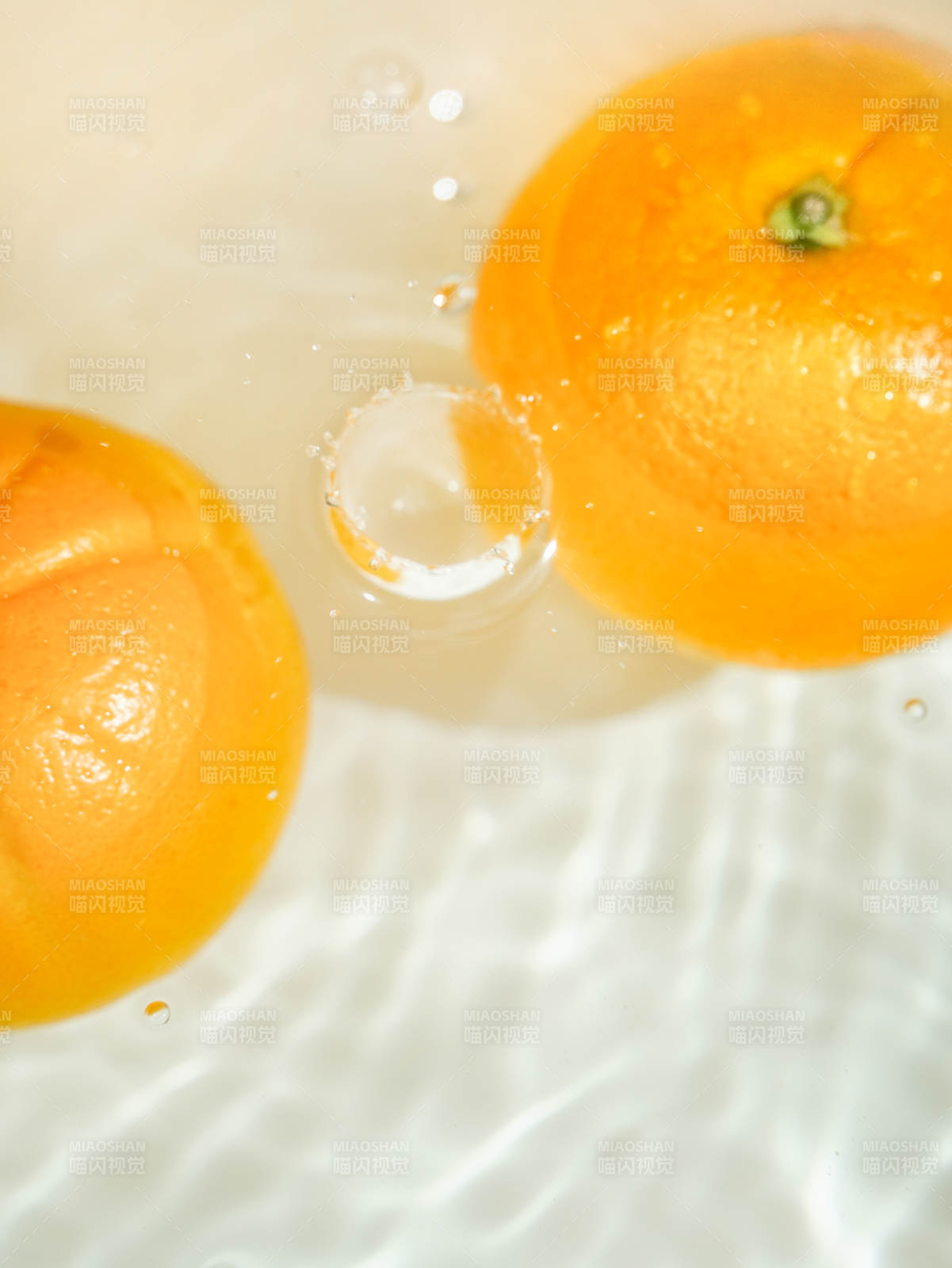 橙子落入水中瞬间图片