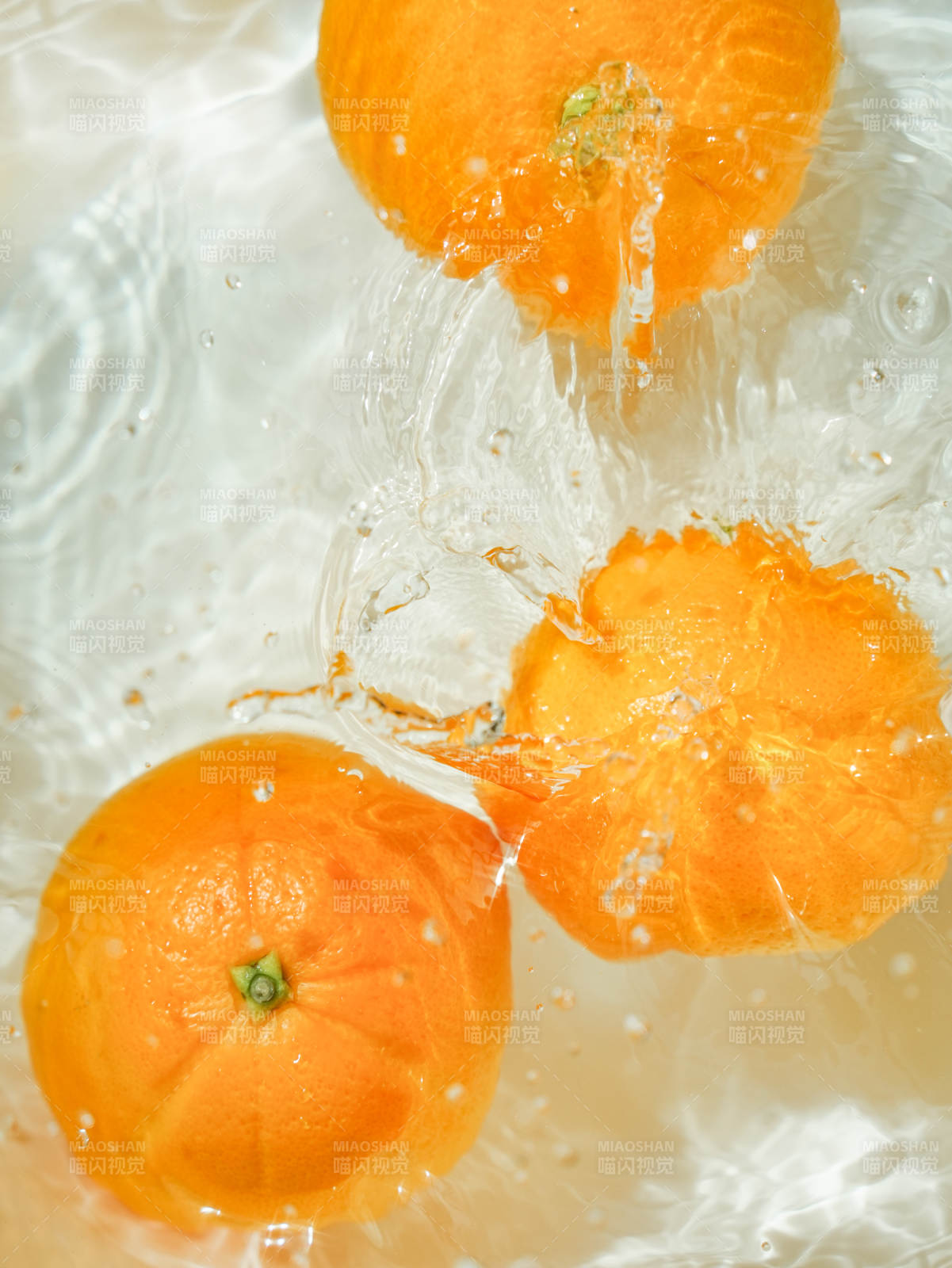 橙子落入水中溅起水花图片