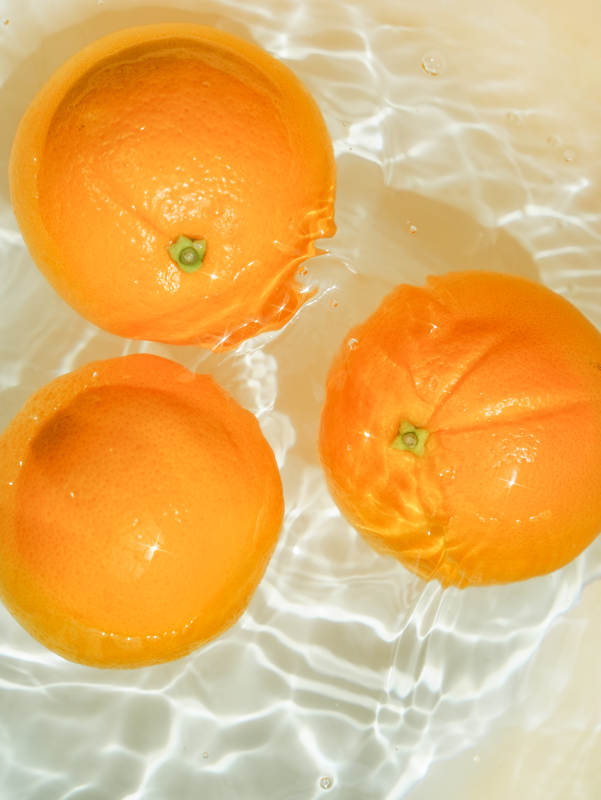 水中橙子的清新时刻图片