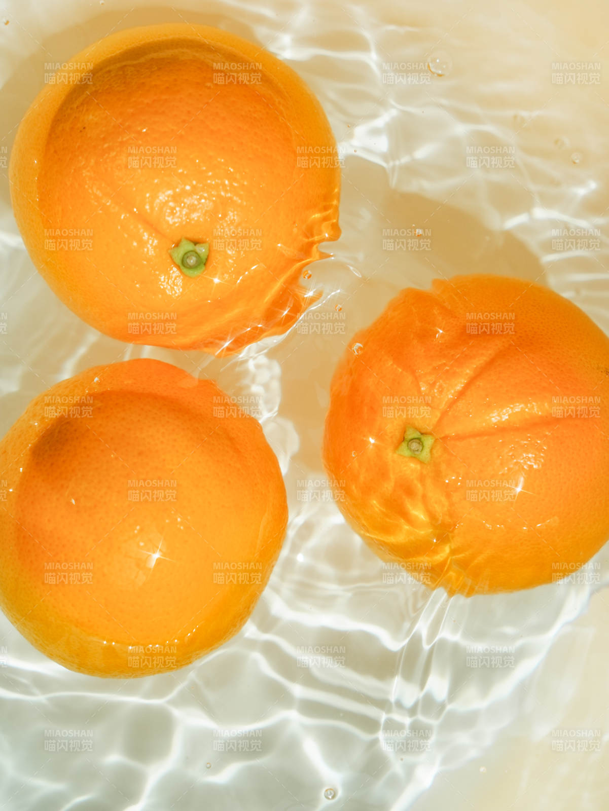 水中橙子的清新时刻图片