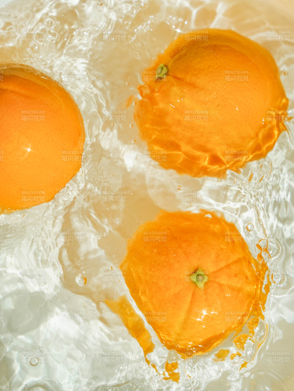 橙子在水中溅起水花图片