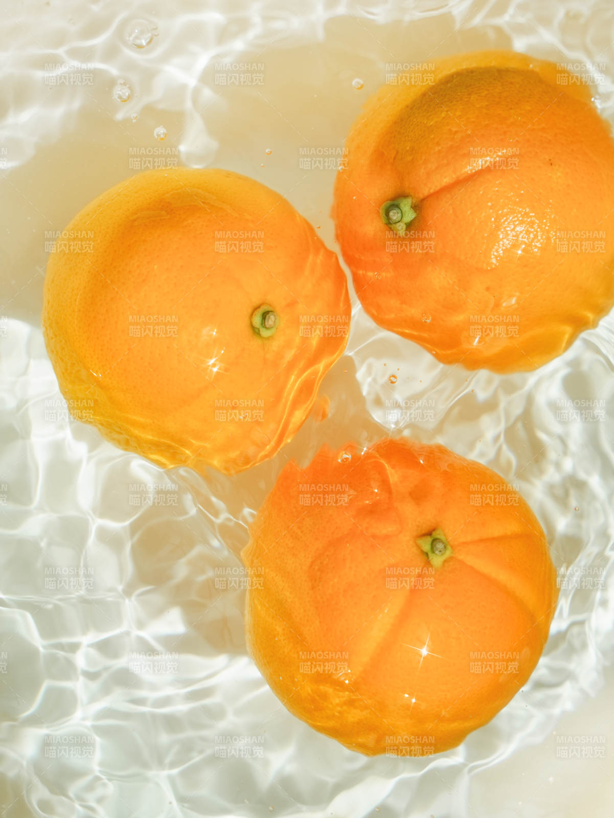 水中橙子的清新瞬间图片