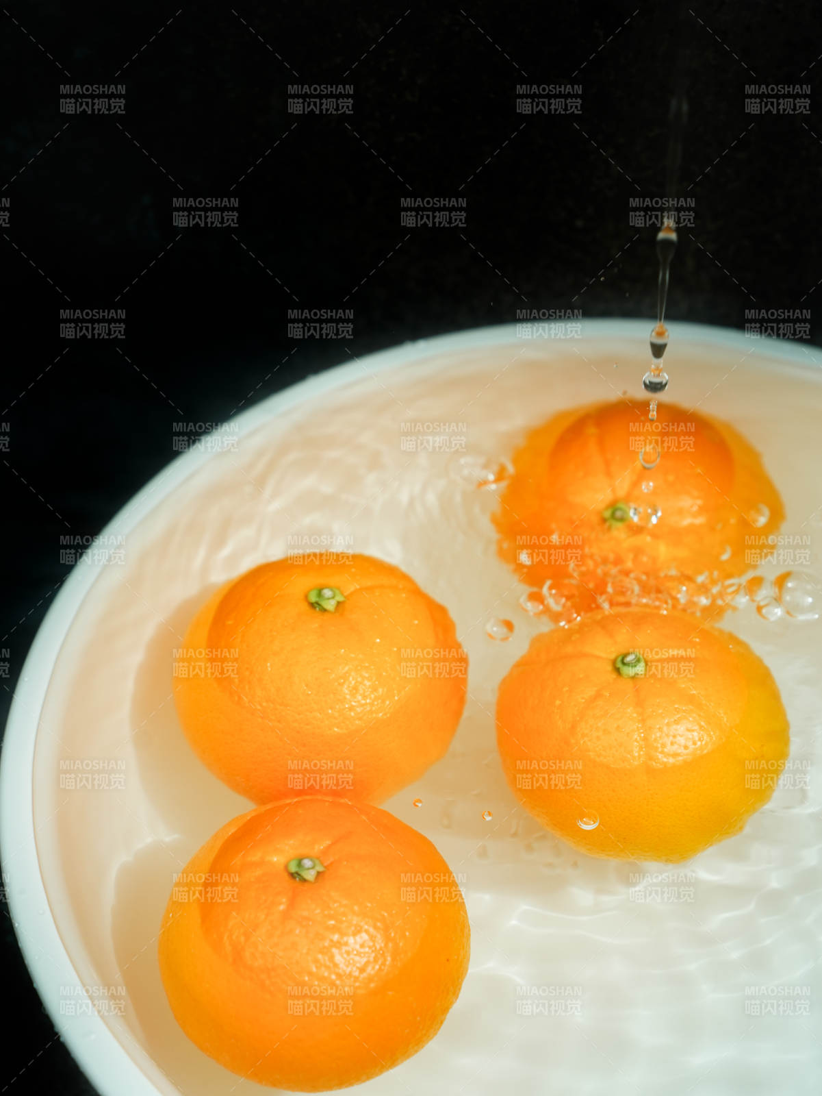 橙子水中溅 清新一刻图片