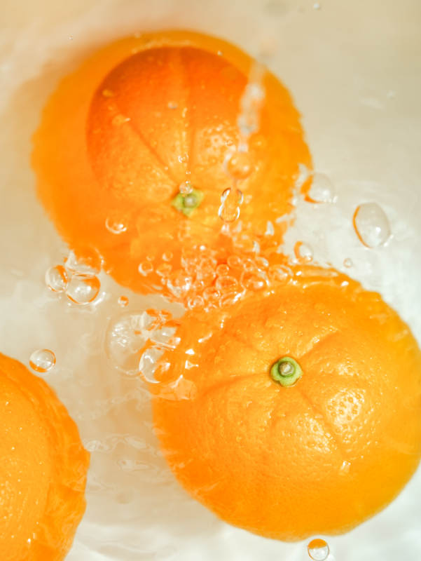 橙子在水中溅起水花图片