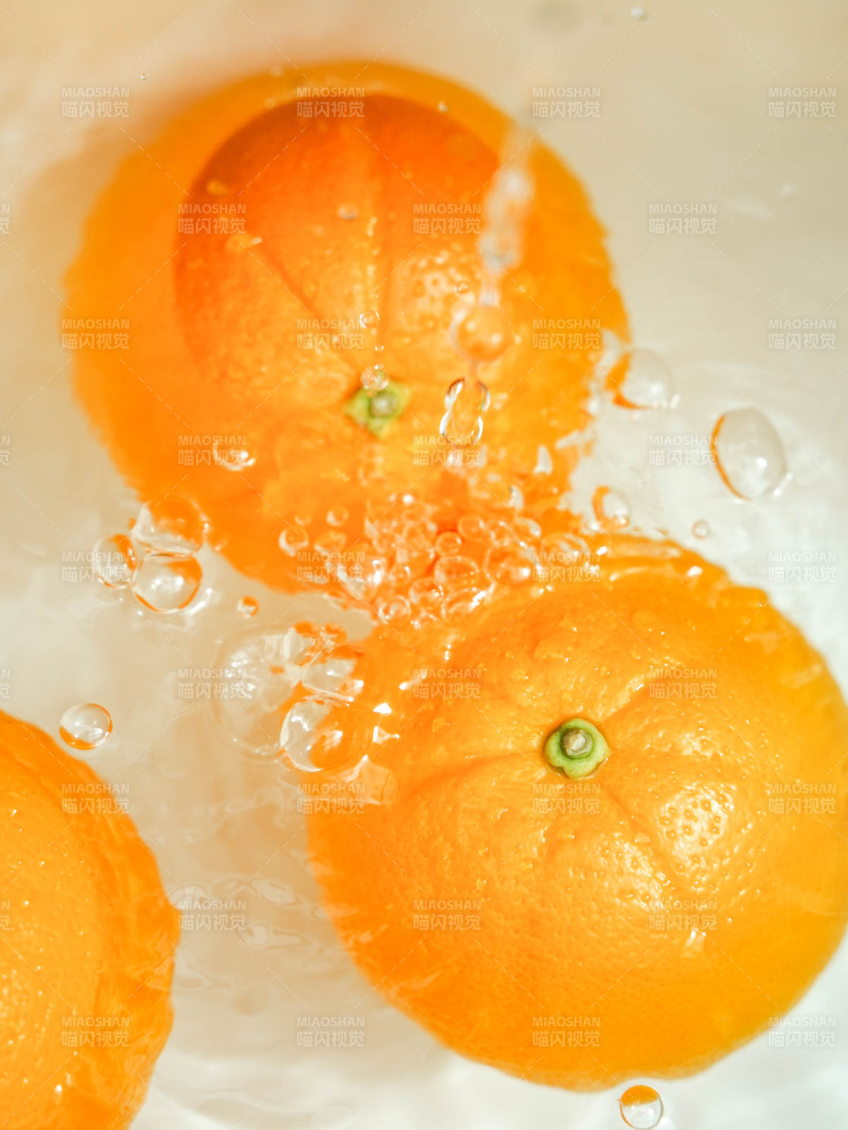 橙子在水中溅起水花图片