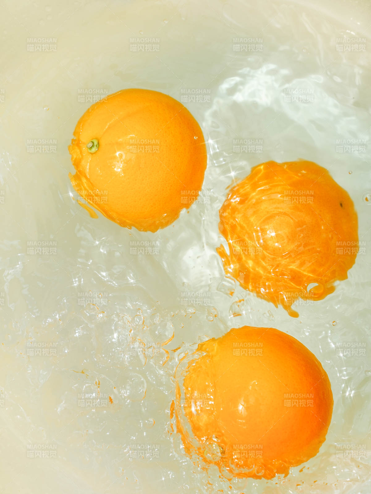 橙子在水中溅起水花图片