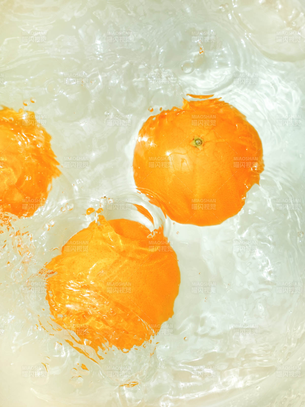 橙子在水中溅起水花图片