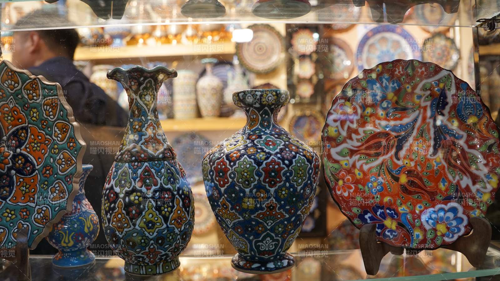 色彩斑斓的陶瓷艺术品图片