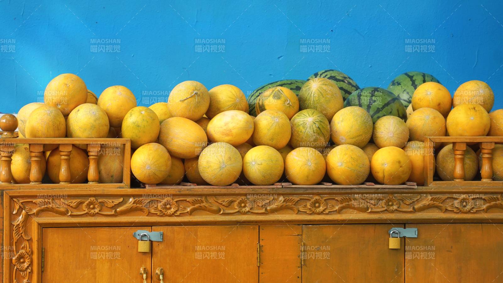 水果摊上的西瓜和甜瓜图片