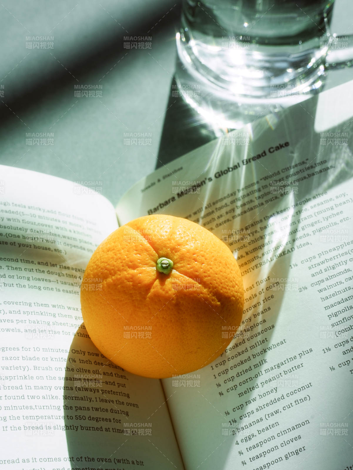 橙子与书页的静谧时光图片