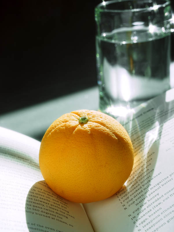 橙子与书的静谧时光图片