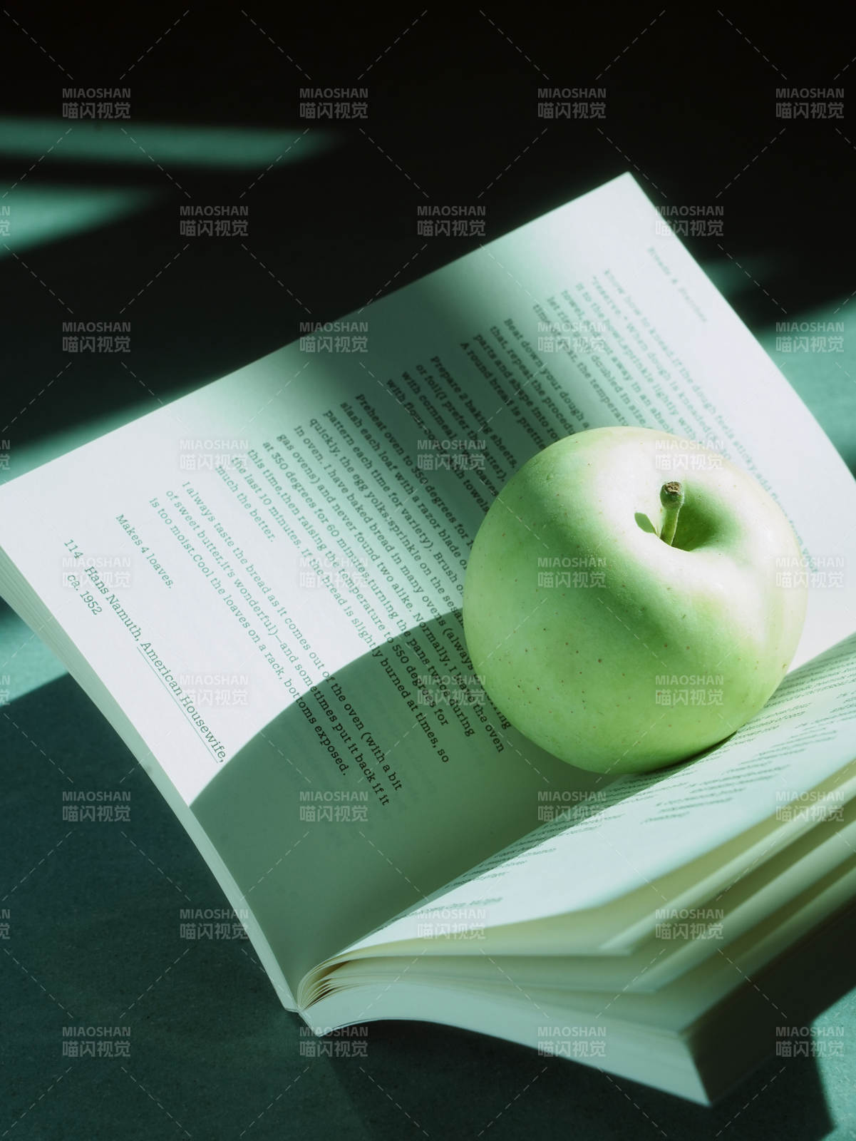 书页上的青苹果图片