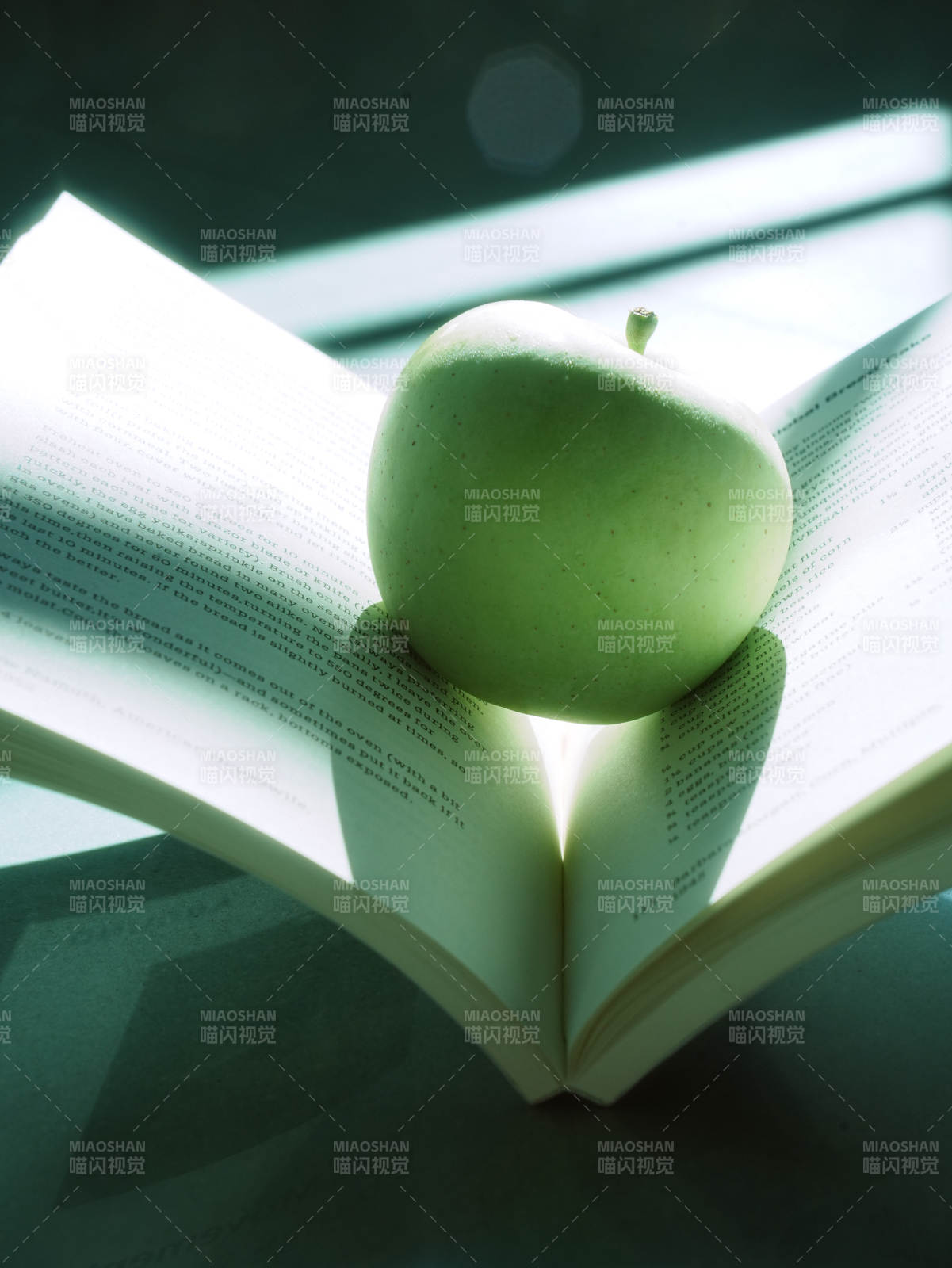 知识的果实 苹果与书图片