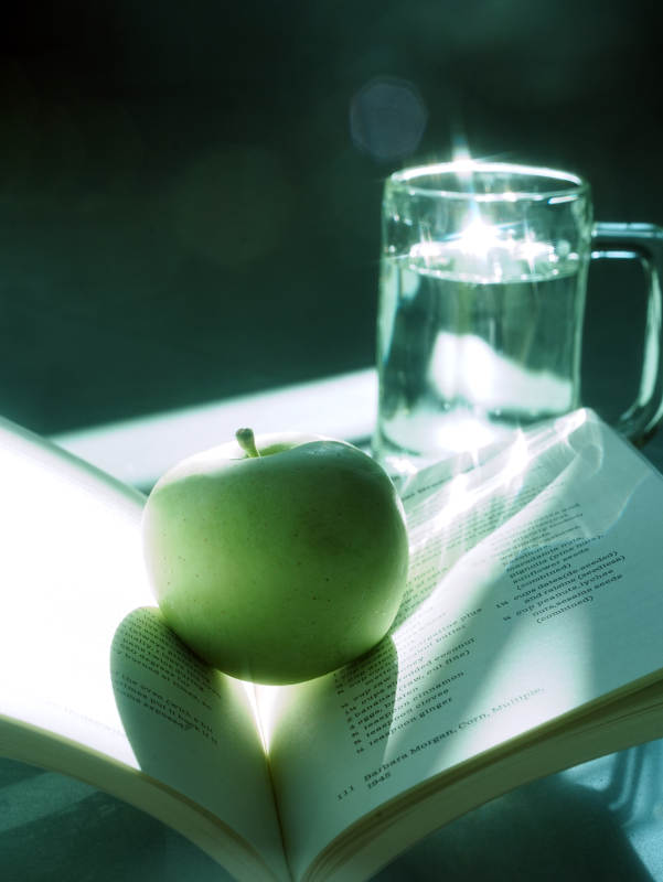 书香伴苹果 清泉润心田图片