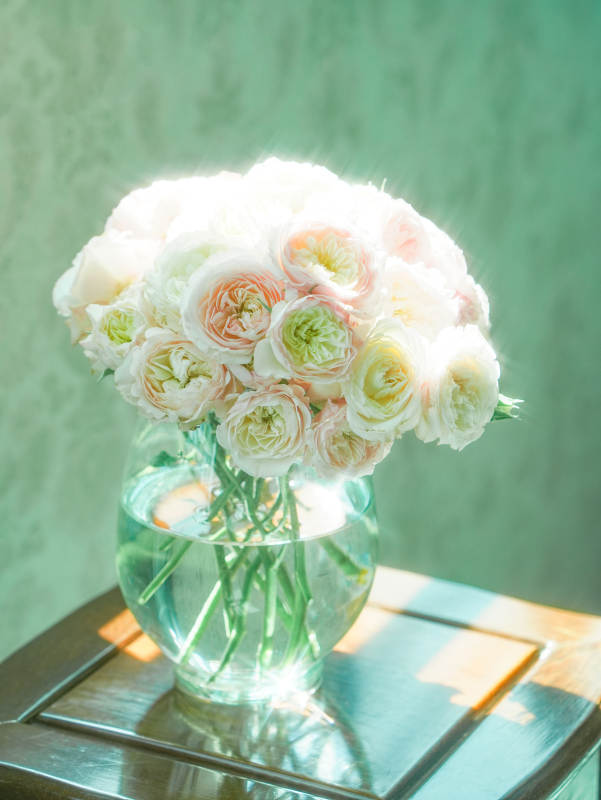 花瓶里的温柔花束图片