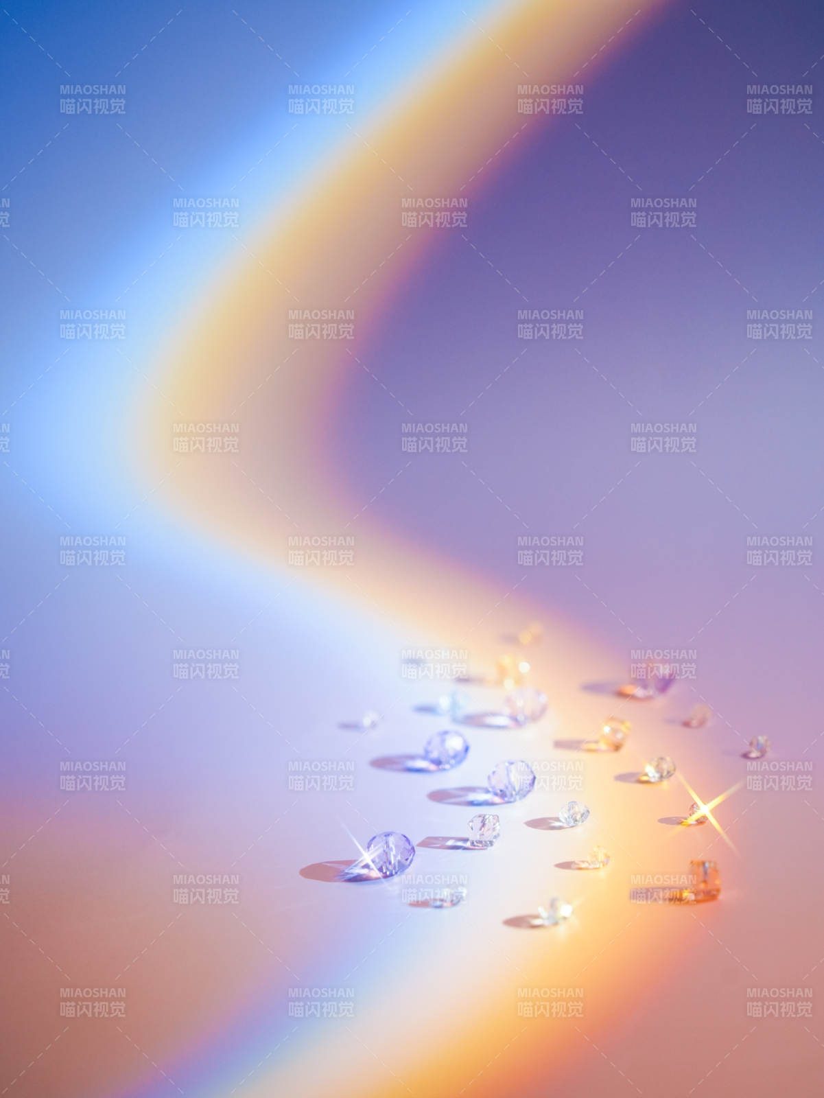 彩虹下的晶莹钻石图片