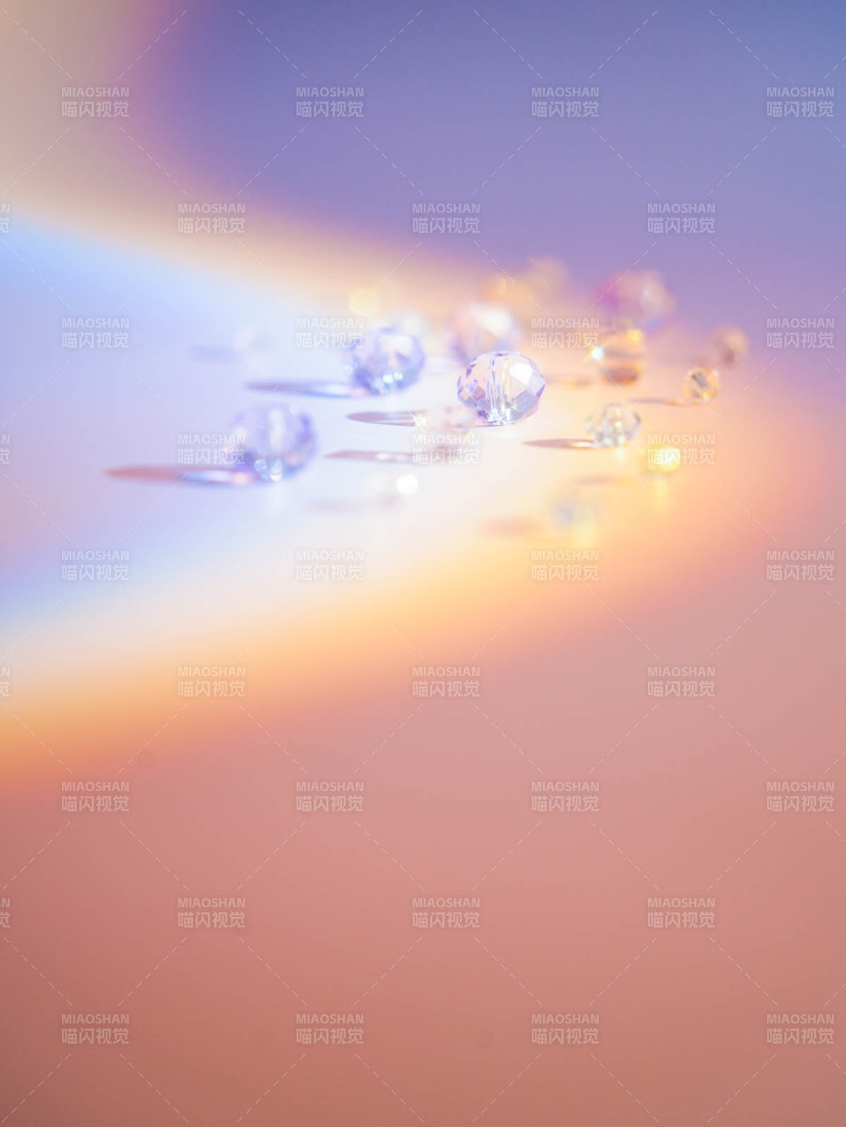 晶莹水滴映彩光图片