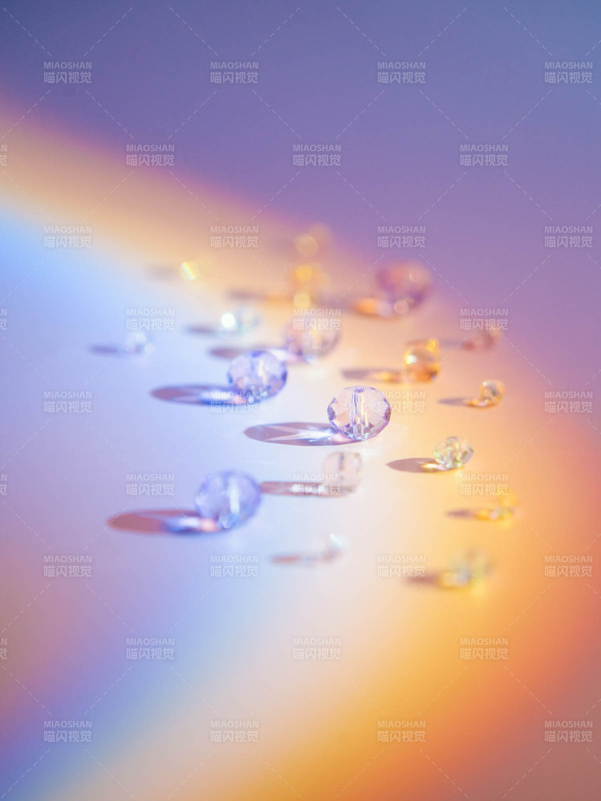 彩虹光下的水晶珠图片