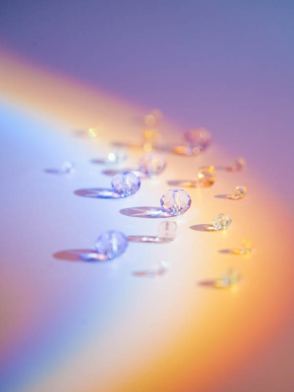 彩虹光下的水晶珠图片