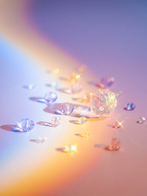 彩虹光芒下的钻石闪耀图片