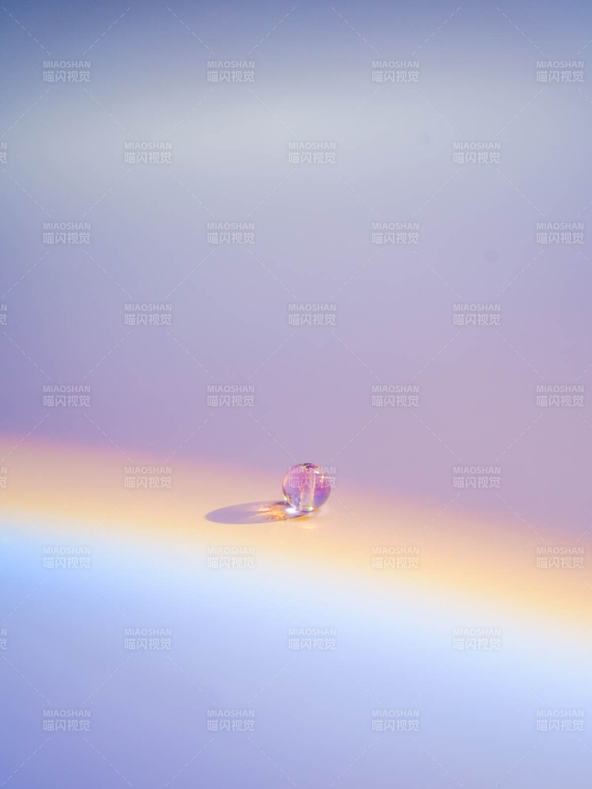 光晕中的透明珠子图片