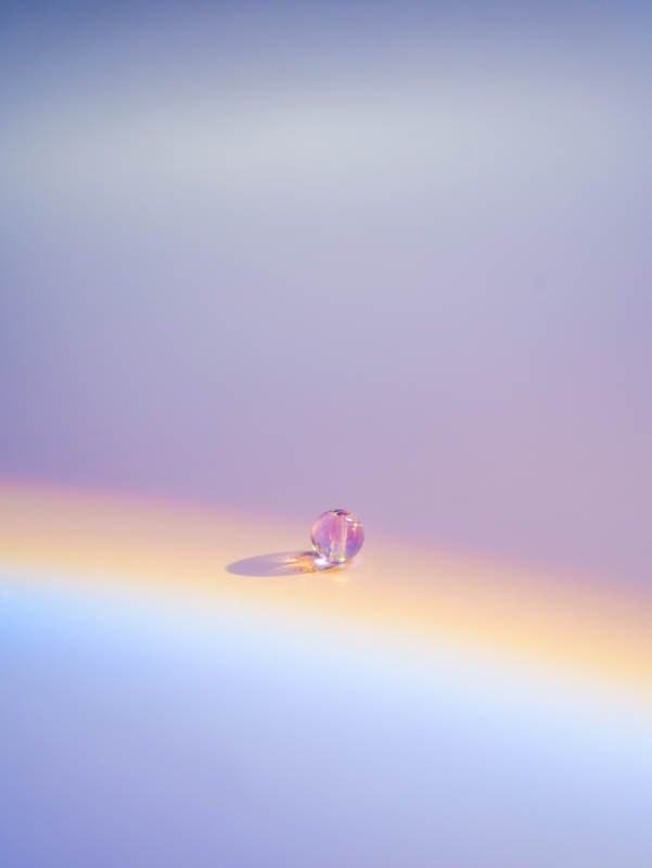 光晕中的透明珠子图片