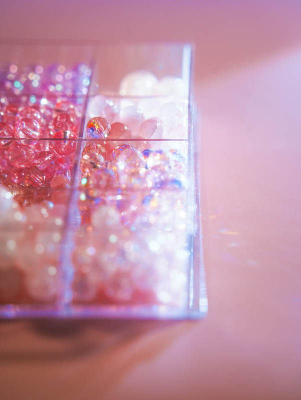 彩色珠子分隔盒特写图片