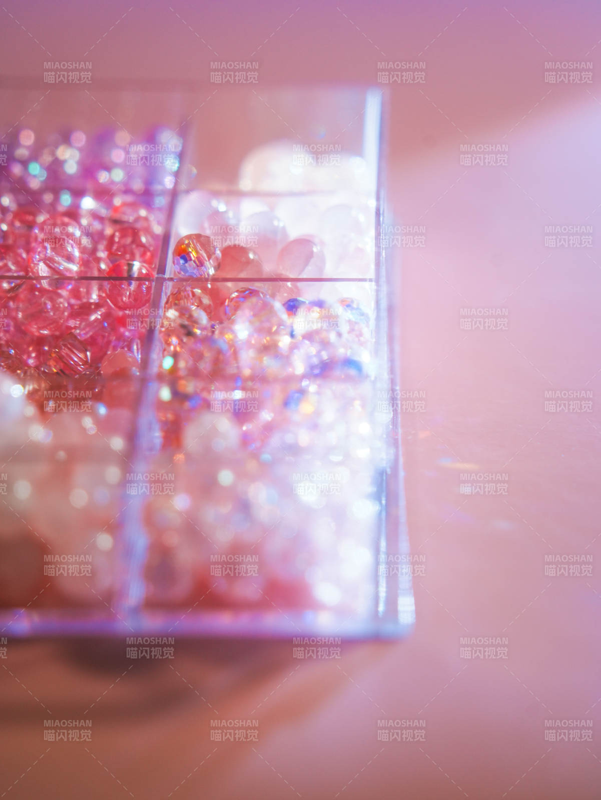 彩色珠子分隔盒特写图片