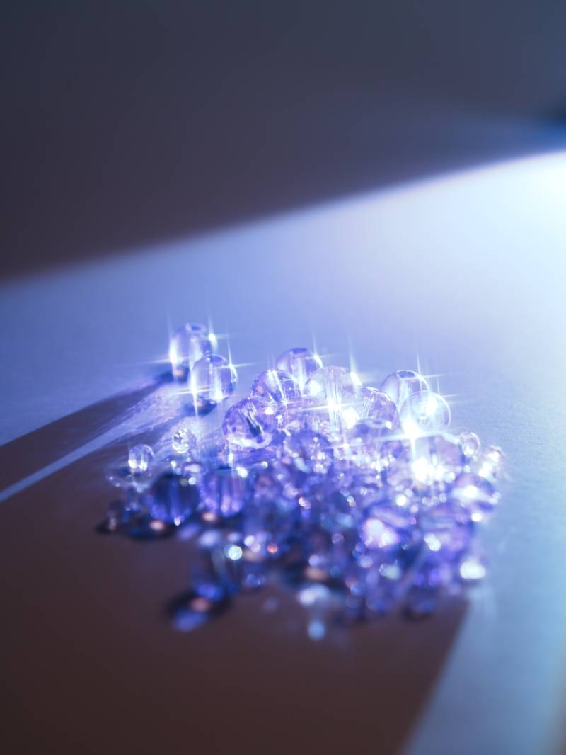 璀璨宝石堆叠光影效果图片