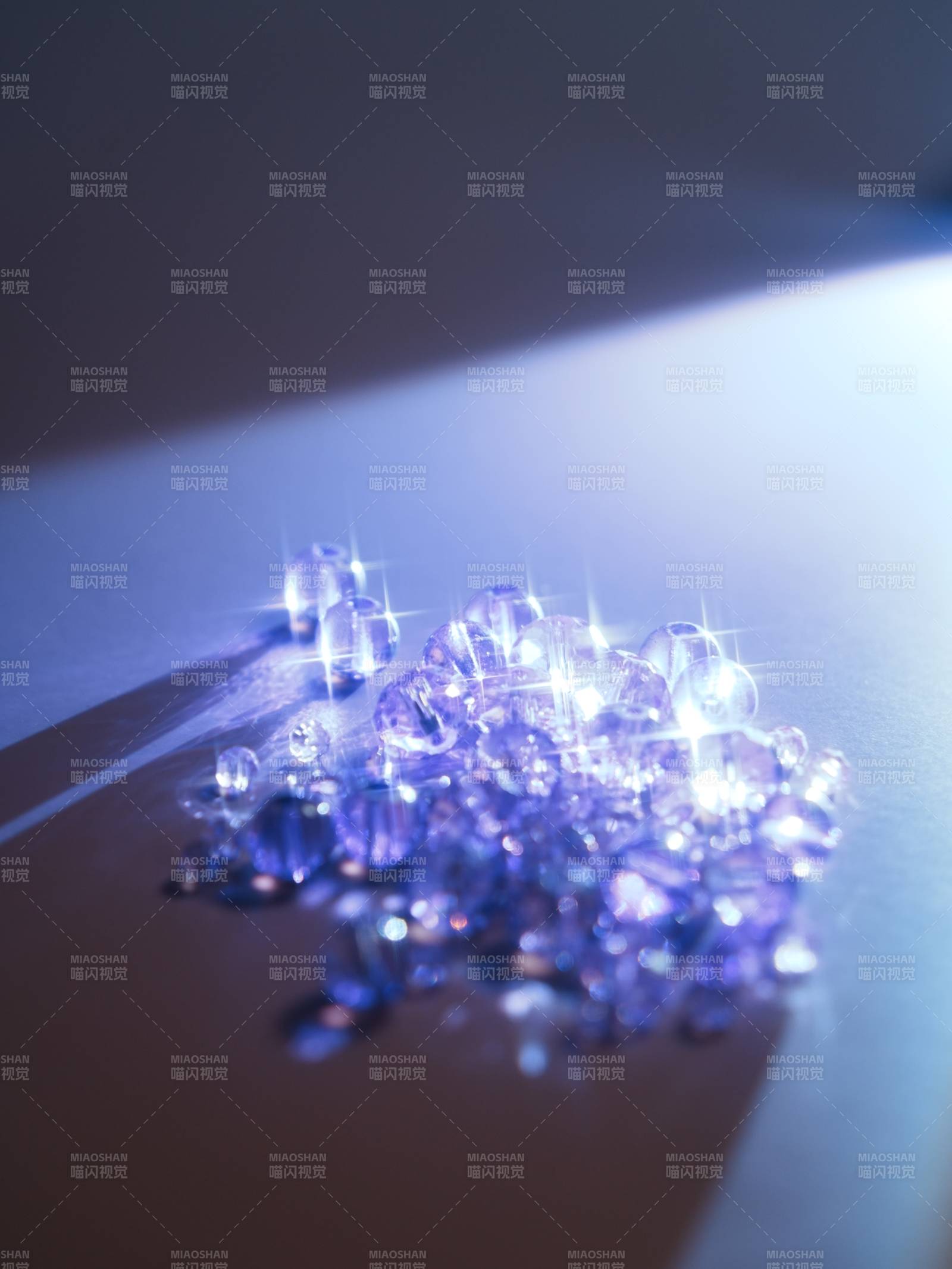 璀璨宝石堆叠光影效果图片