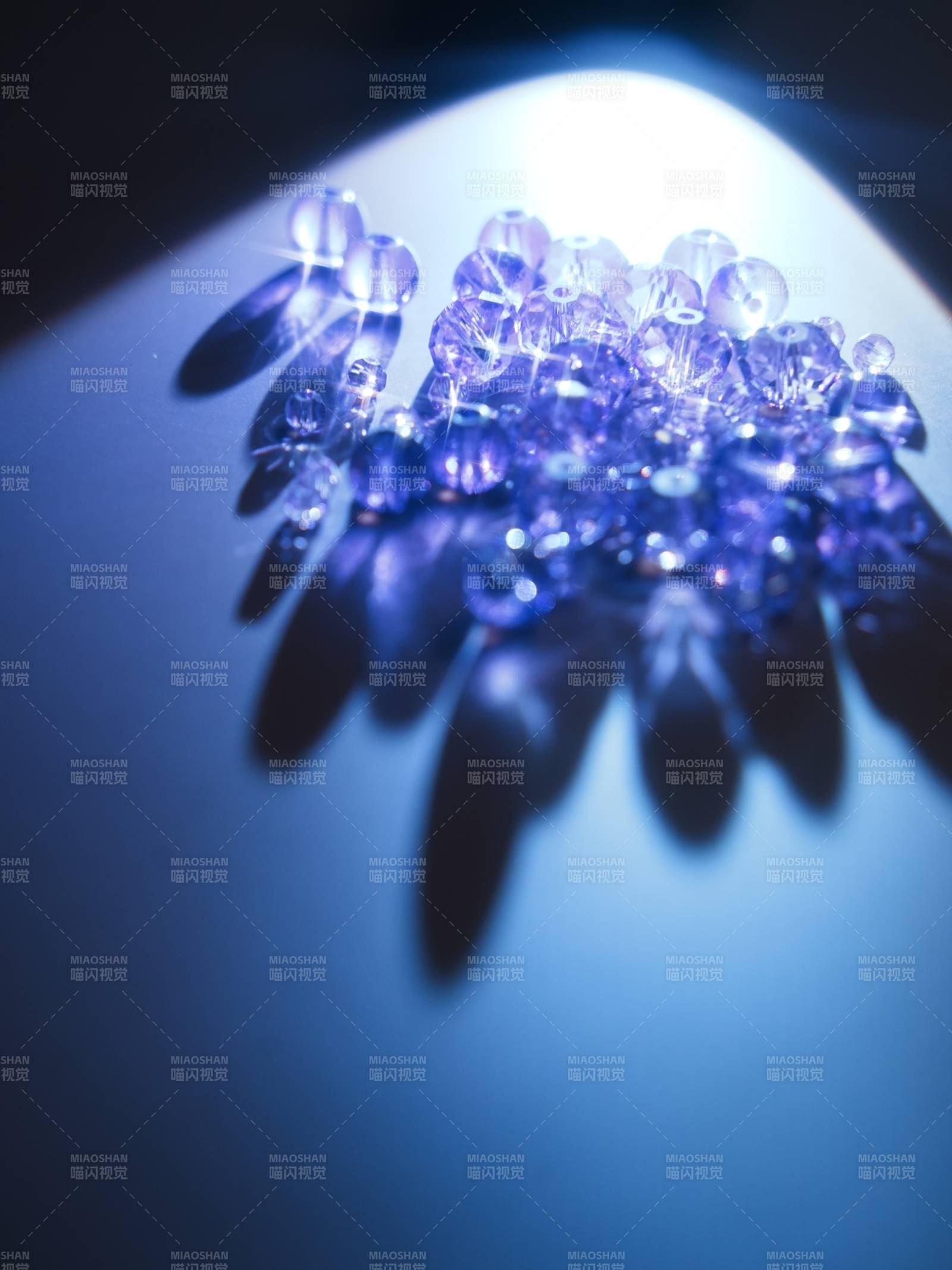 璀璨蓝宝石光芒四射图片