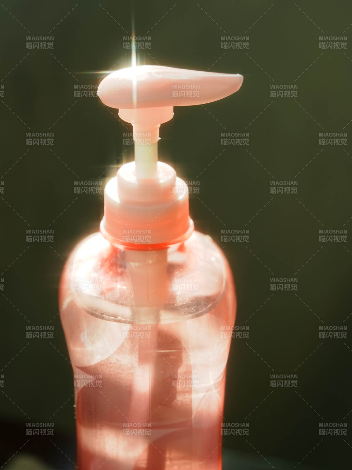 阳光下的洗手液瓶图片