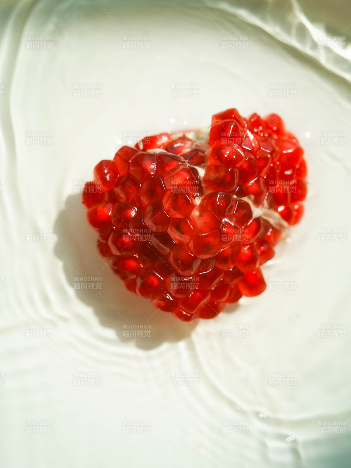 石榴籽心形艺术摆拍图片