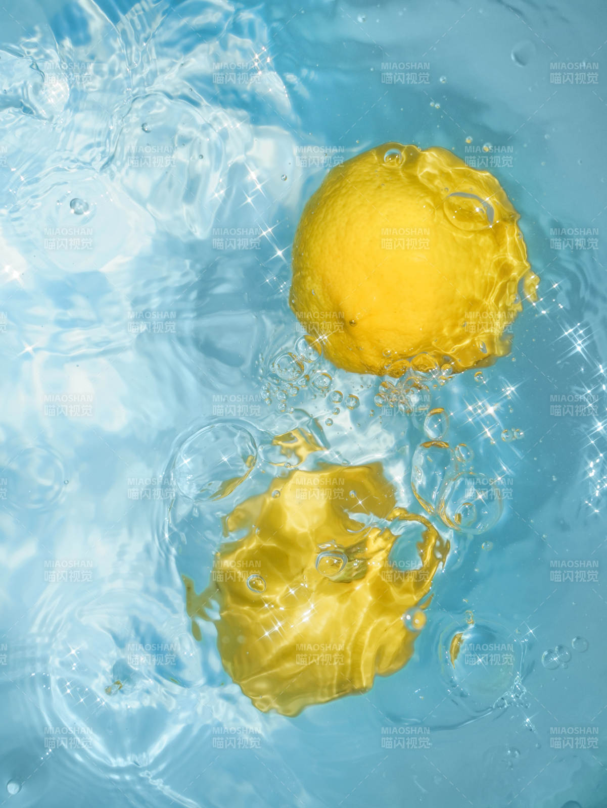 柠檬水中舞动的瞬间图片