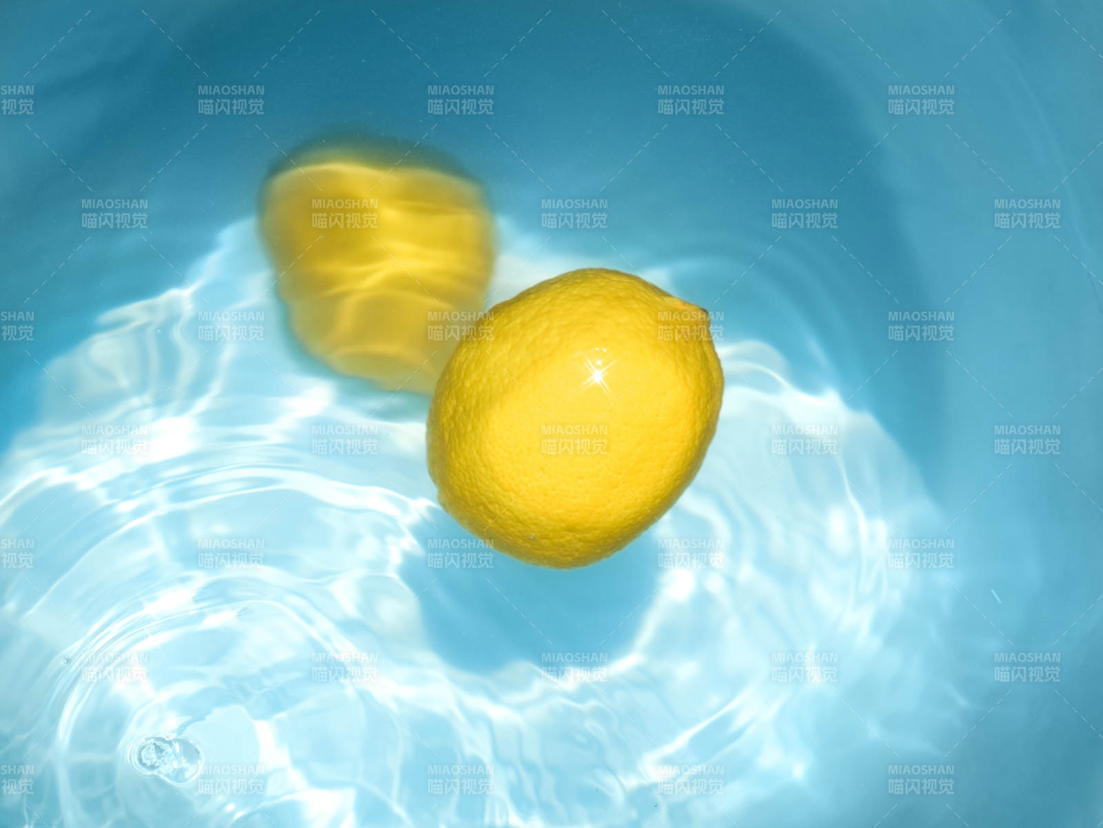 水中柠檬 清凉一夏图片
