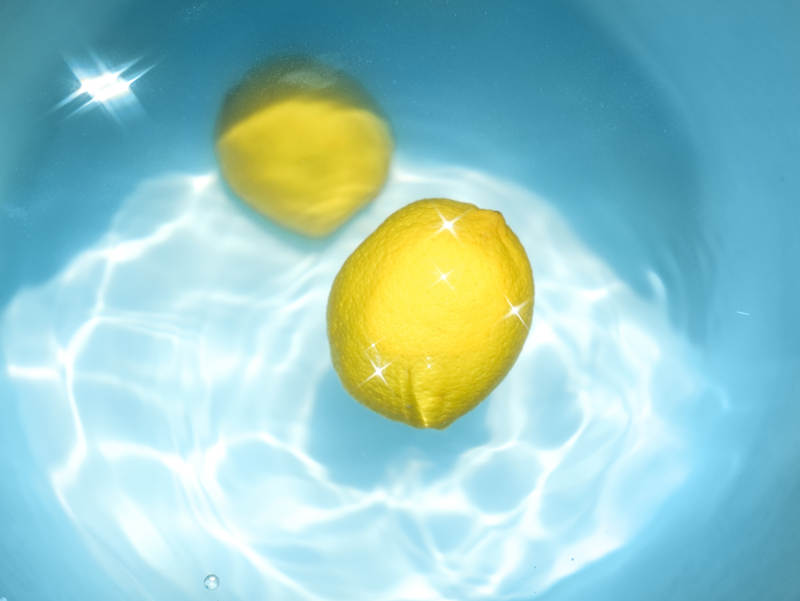 水中柠檬 光影交错图片