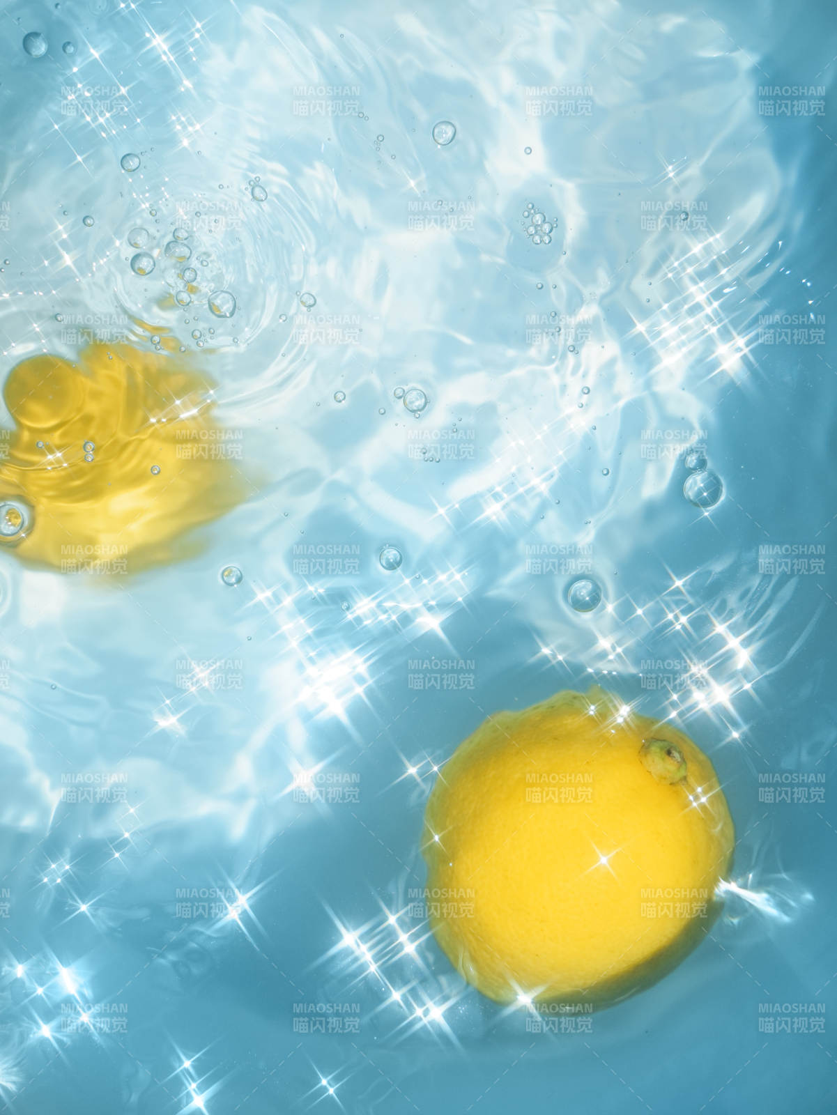 水中柠檬 光影闪烁图片