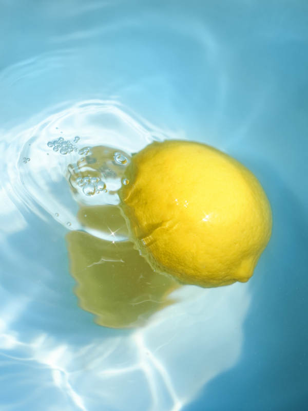 柠檬在水中漂浮图片