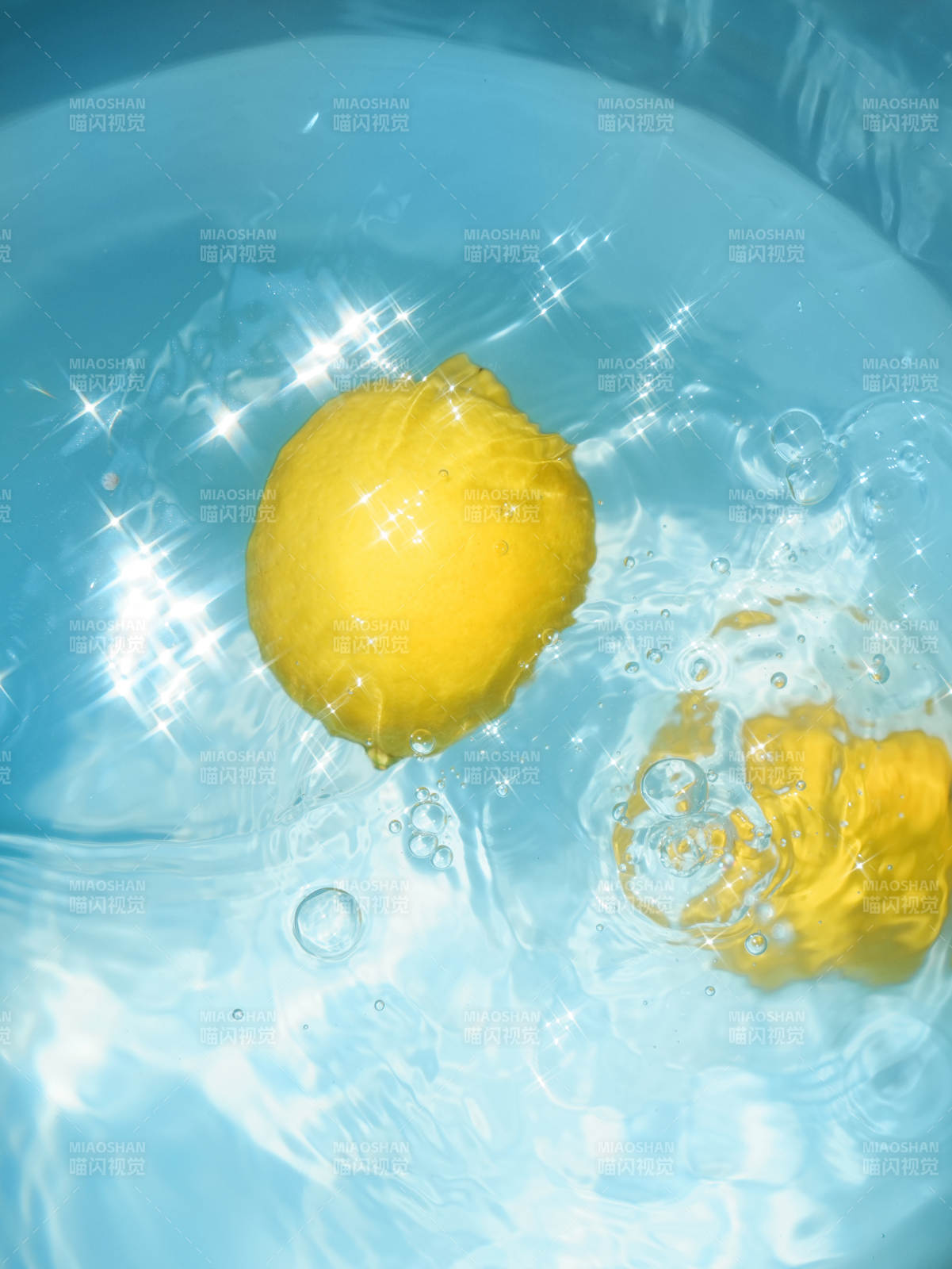 柠檬水中跳跃的瞬间图片