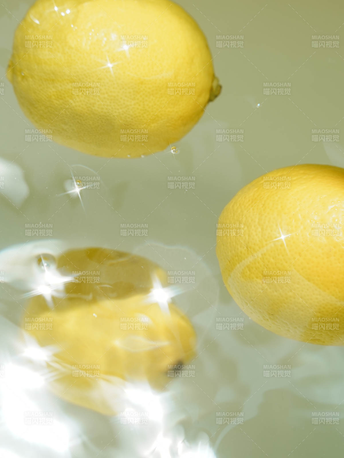 水中柠檬的光影魅力图片