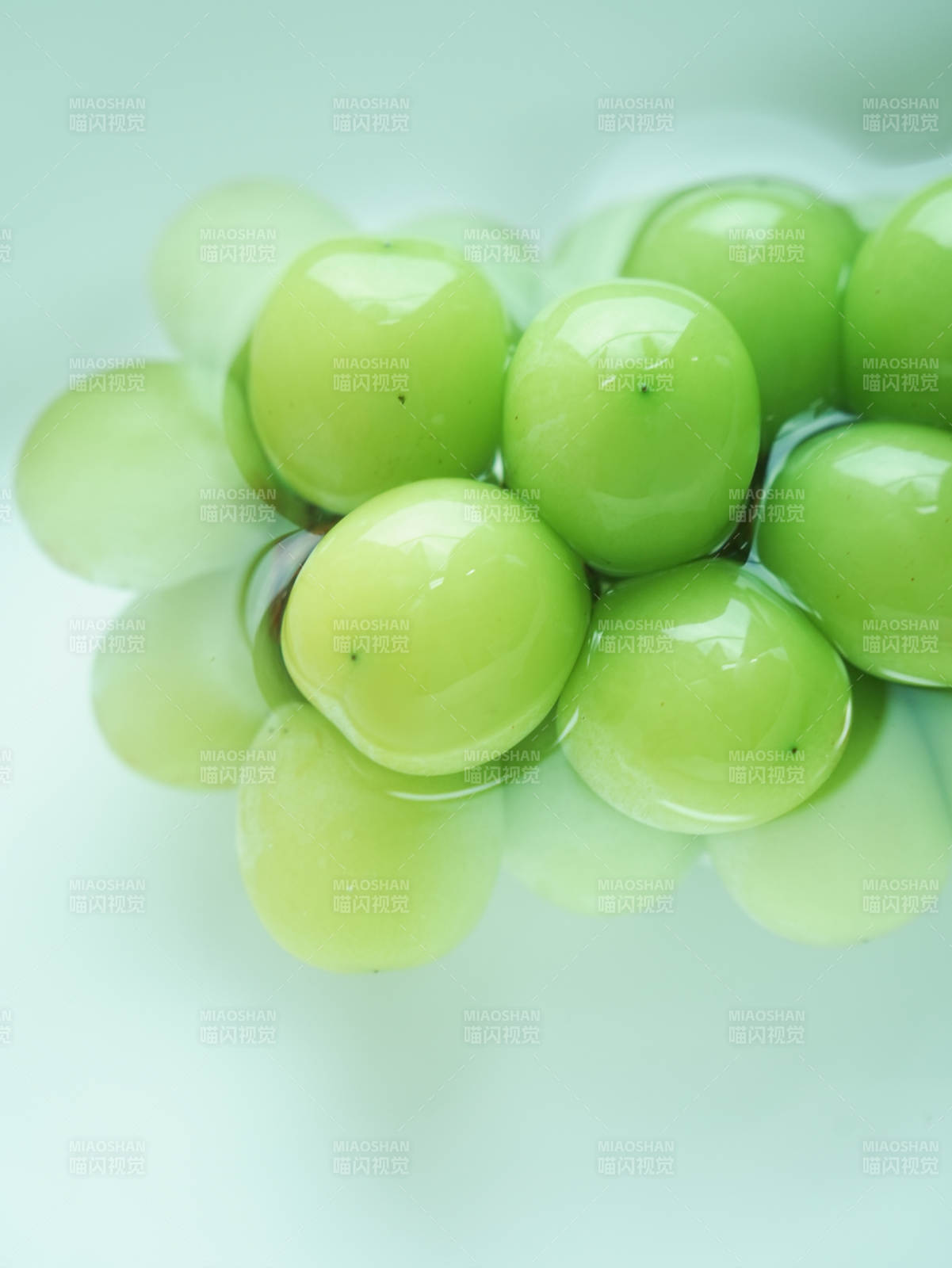 晶莹剔透的青葡萄图片