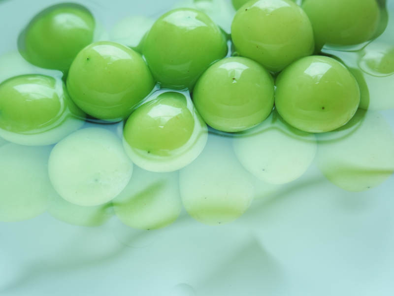 青葡萄在水中漂浮特写图片