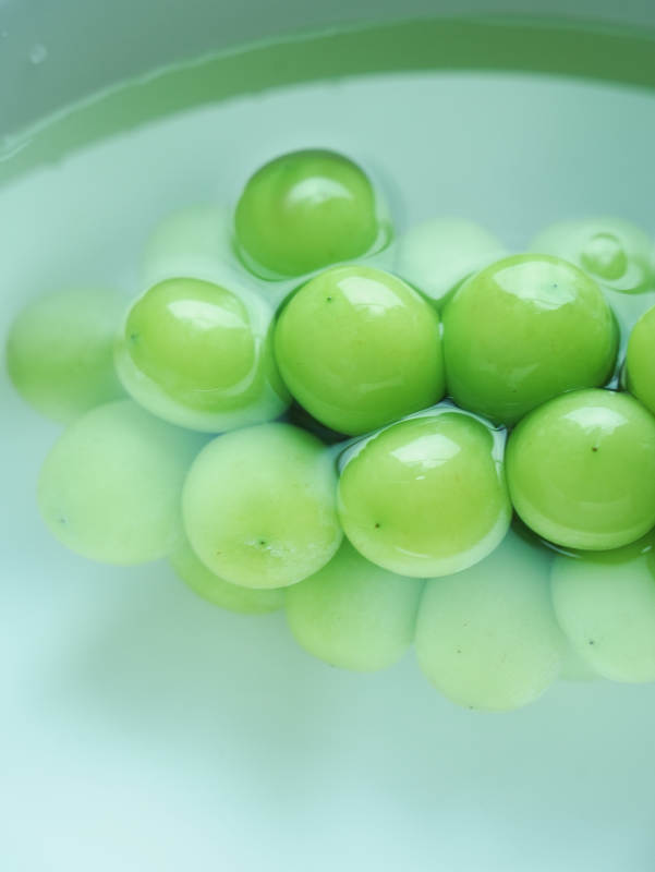青葡萄浸泡在水中图片