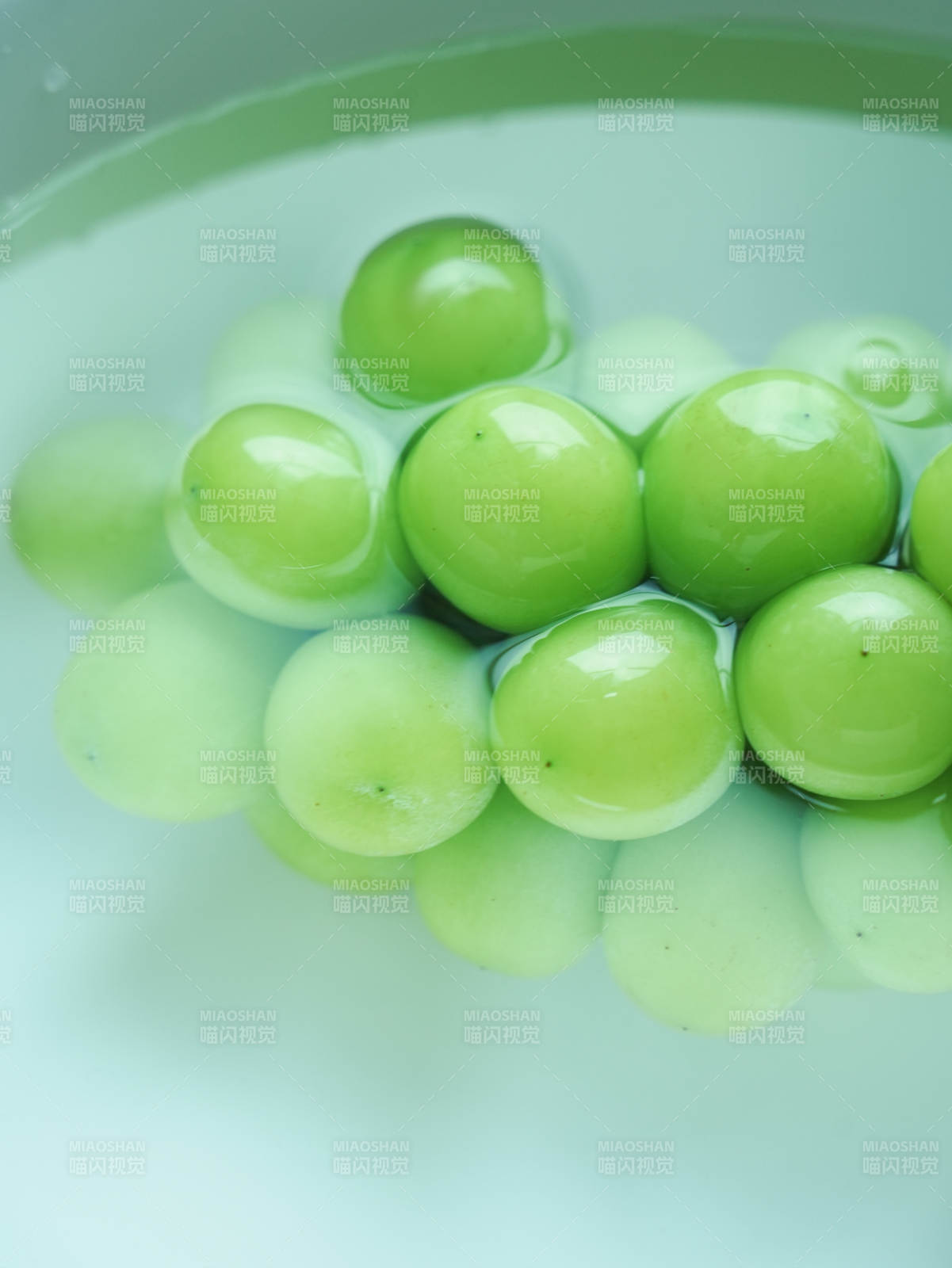 青葡萄浸泡在水中图片