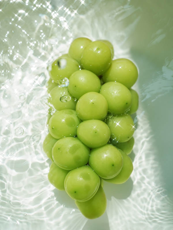 水中的青葡萄图片