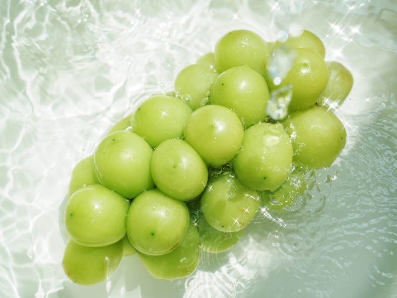 水中的青葡萄图片