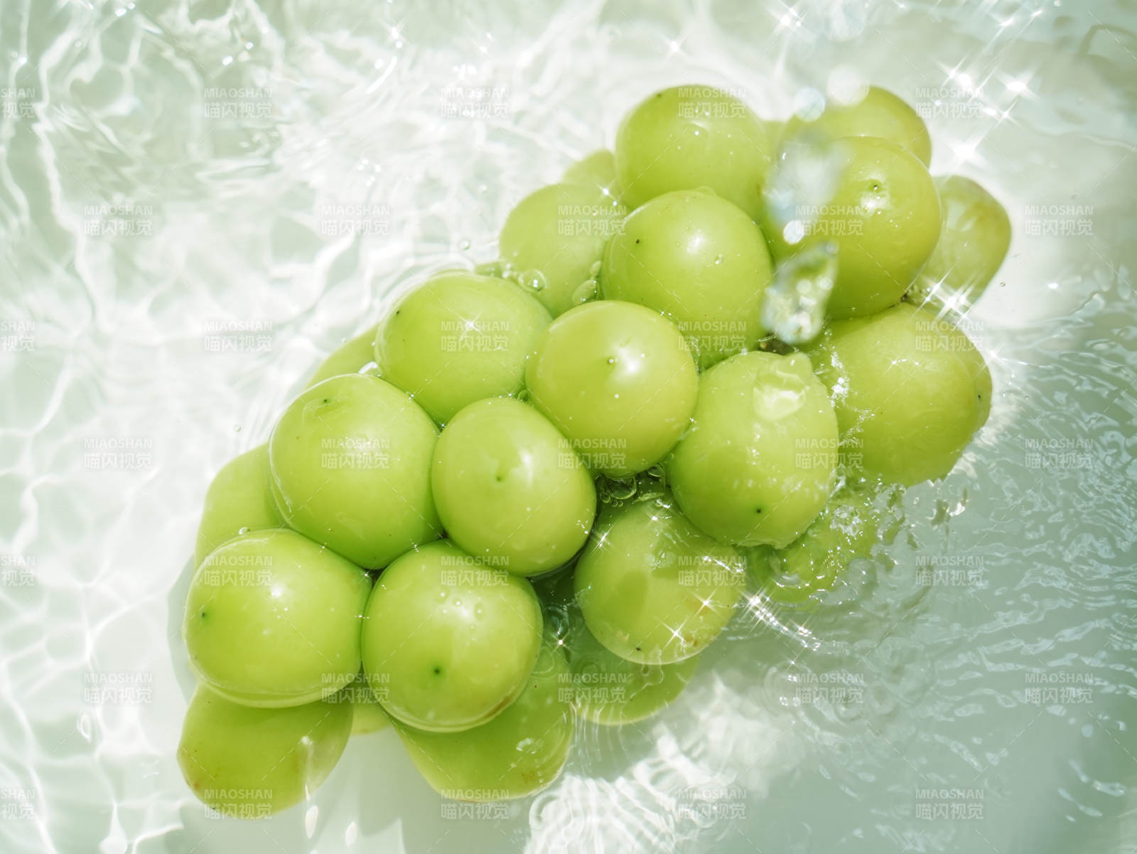水中的青葡萄图片