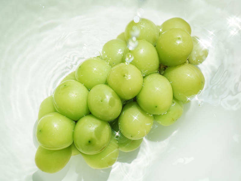 水中的青葡萄图片