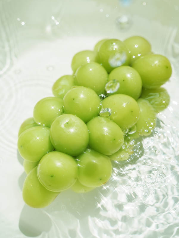 清泉中的青葡萄图片