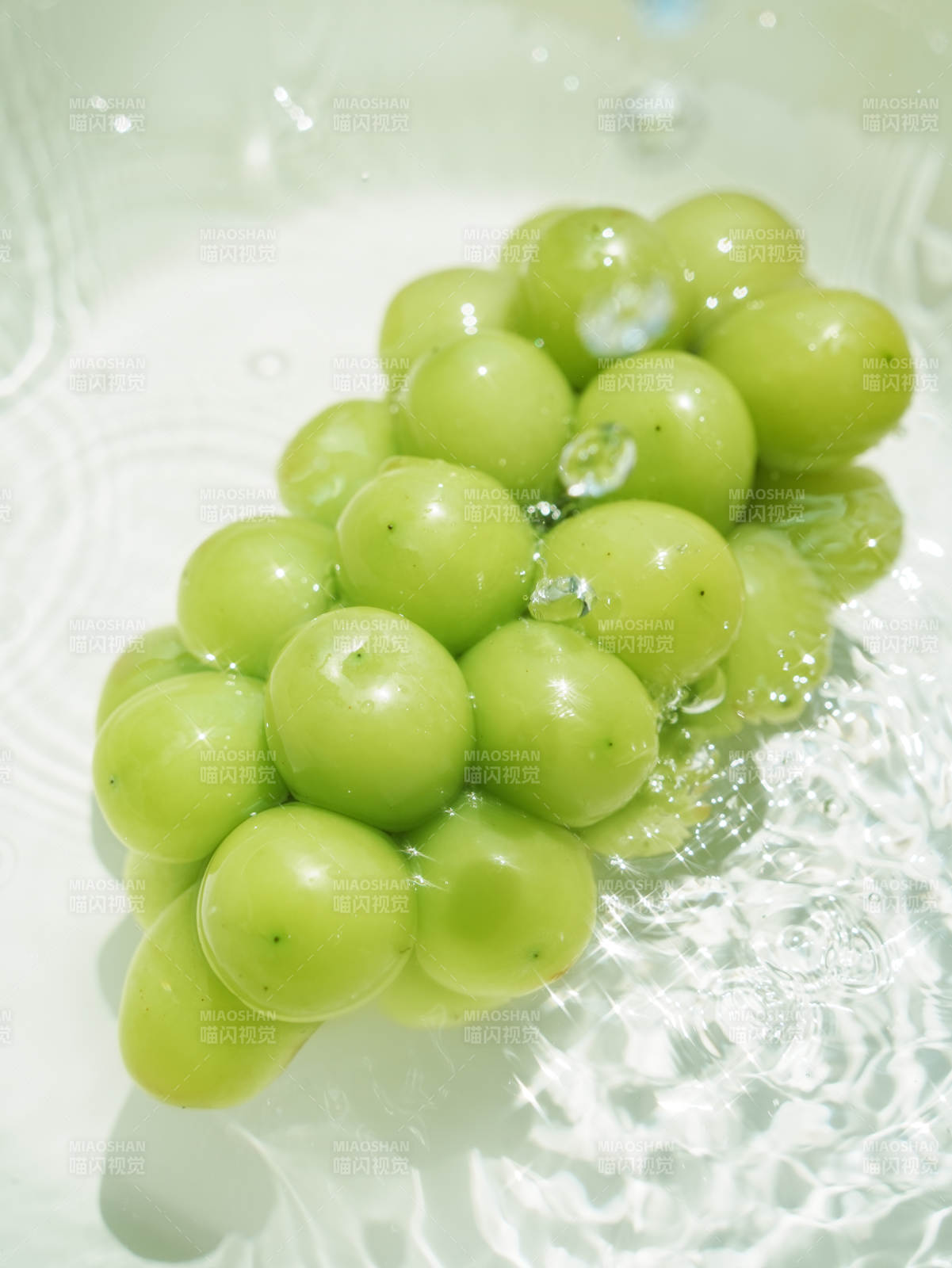 清泉中的青葡萄图片